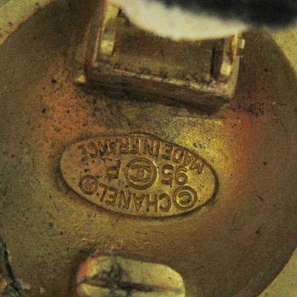 Authentic CHANEL CC Logos Button Motif Earrings Gold-Tone Clip-On - Picture 4 of 4